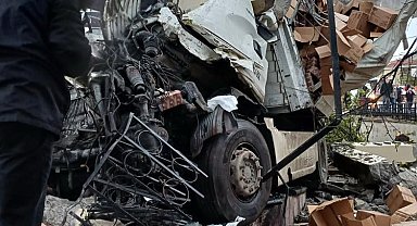 Ankara'da parkın duvarına çarpan TIR'ın şoförü öldü