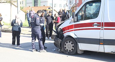 Antalya'da ambulans ile otomobil çarpıştı; 3 yaralı