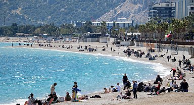 Antalya'da güneşli havanın keyfini sahilde çıkardılar