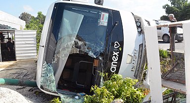 Antalya'da tur midibüsü devrildi; 18'i turist 19 yaralı