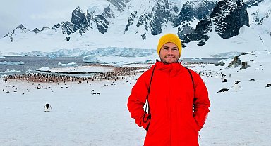 Antarktika'da doğayı gözlemleyip, fotoğraflıyor