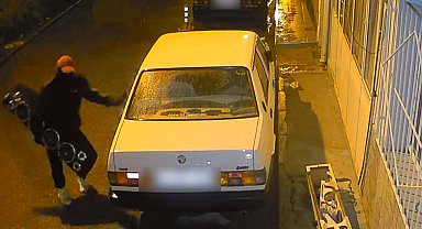Araçtan ses sistemi hırsızlığı kamerada