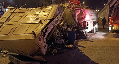 Arazözün otomobil ile istinat duvarına çarptığı kaza kamerada; 1 ölü, 1 yaralı