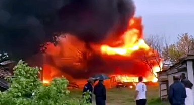 Arı kovanlarının bulunduğu depo, alev alev yandı