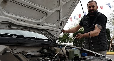 Arızalanan aracını, gaz koluna ip bağlayıp, 1,5 kilometre uzaklıktaki sanayiye götürdü