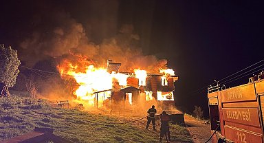 Artvin'de 2 katlı ahşap ev, alev alev yandı