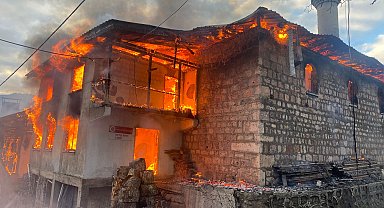 Artvin'de 4 ev, cami ve lojman yandı