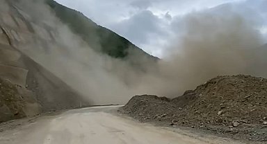 Artvin'de heyelan nedeniyle karayolu kapandı; o anlar kamerada