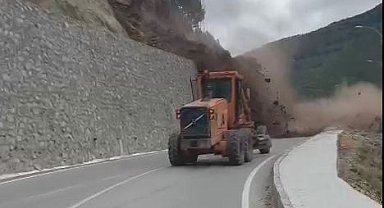 Artvin'de operatörün heyelandan son anda kurtulduğu anlar kamerada