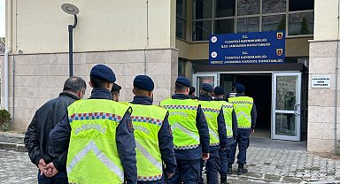 Artvin'de otomobilde 4 kaçak göçmen yakalandı