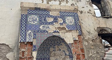 Artvin'deki yangında camiden geriye duvarları ve minaresi kaldı