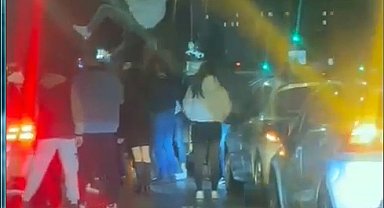 Asker uğurlamasında yolu trafiğe kapatıp eğlendiler