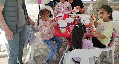 Babalar ve çocukları atık kapları toplayıp, boyadı, hayvanlar için sokaklara yerleştirdi