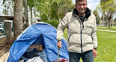 Bacağı sakatlanınca işinden oldu, parka kurduğu çadırda yaşıyor