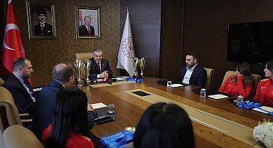Bakan Bak Özel Sporcular Para Atletizm Milli Takımı'nı kabul etti