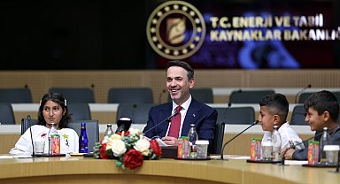 Bakan Bayraktar, 23 Nisan'ı Şırnaklı çocuklarla kutladı