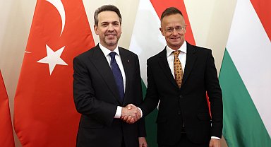 Bakan Bayraktar, Macaristan Dışişleri ve Dış Ticaret Bakanı Szijjarto ile bir araya geldi