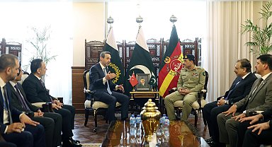 Bakan Bayraktar, Pakistan Kara Kuvvetleri Komutanı Münir ile bir araya geldi
