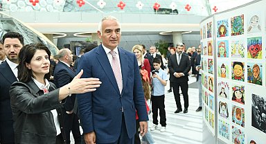 Bakan Ersoy, 'İstiklal Yolu-Mutlu Çocuk Yüzleri' sergisinin açılışına katıldı