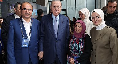 Bakan Göktaş, Gazze'de gönüllü olarak görev yaparken yuva kuran profesörü paylaştı