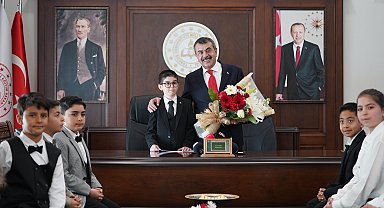 Bakan Tekin, koltuğunu 11 yaşındaki Kenan Ata'ya devretti