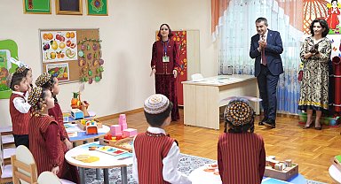 Bakan Tekin, Türkmenistan'da anaokulunu ziyaret etti