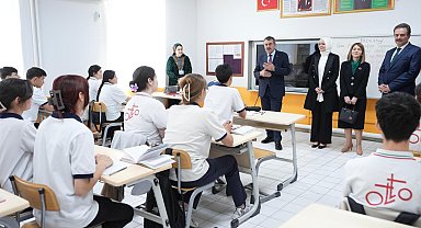 Bakan Tekin, Türkmenistan'daki Aşkabat Türkmen- Türk Okulu'nu ziyaret etti