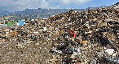 Bakanlıktan, Bayraklı Belediyesi'ne açık alana çöp dökme cezası