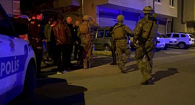 Balkondan tüfekle havaya ateşe açıp kendini eve kilitledi