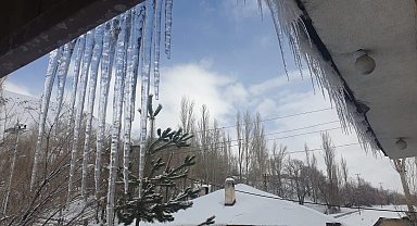 Başkale'de evlerin çatılarında buz sarkıtları oluştu