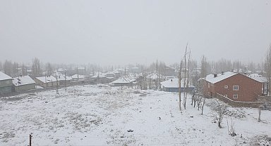 Başkale'de kar yağışı etkili oldu