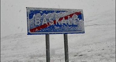 Başkale'de kar yağışı; ilçe beyaza büründü