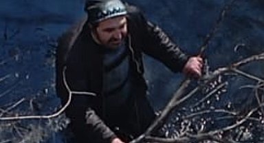 Bataklığa düşen kişiyi itfaiye kurtardı