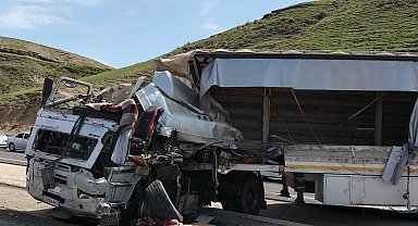 Batman'da 2 TIR kafa kafaya çarpıştı; 1 ölü, 1 yaralı