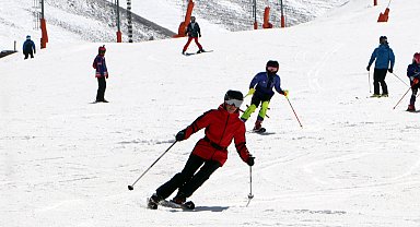 Bayram tatilini Palandöken'de kayak yaparak geçirdiler