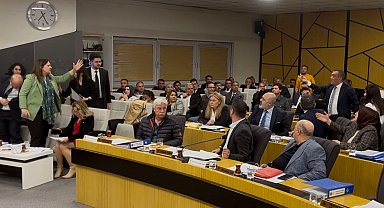 Belediye meclisinde 'parmak sallama' gerginliği