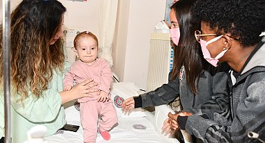 Beşiktaş Kadın Futbol Takımı, hastanede tedavi gören çocuklara sürpriz yaptı