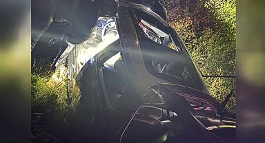 Bilecik'te otomobil tarlaya devrildi; 2 yaralı