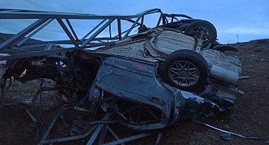 Bingöl'de çarptığı elektrik direği otomobilin üzerine düştü;1 ölü, 1 yaralı