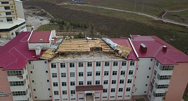 Bitlis'te fırtına okulun çatısını uçurdu