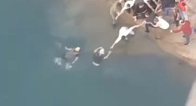 Boğulma tehlikesi geçirenler insan zinciri oluşturularak kurtarıldı; o anlar kamerada