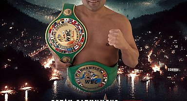 Boksör Fatih Altunkaya kemer için ringde