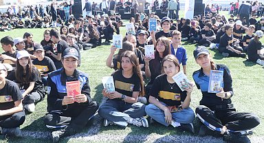 Burdur'da 5 bin öğrenci aynı anda kitap okudu