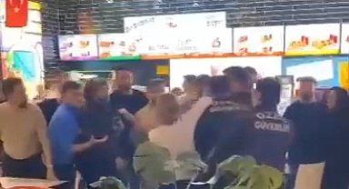Bursa'da bir AVM'de iki grup arasındaki kavga kamerada