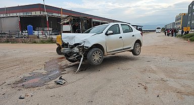 Bursa'da çarpışan 2 otomobilden 1'i, park halindeki 5 motosiklet ile hafif ticari araca çarptı; 4 yaralı