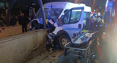 Bursa'da işçi servisi minibüsü, alt geçidin duvarına çarptı