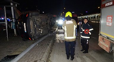Bursa'da, otomobil aydınlatma direğine çarptı: 1 ölü, 1 yaralı