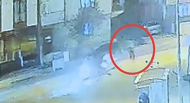 Bursa'da otomobil ile çarpışan motosiklet sürücüsü ağır yaralandı; kaza anı kamerada