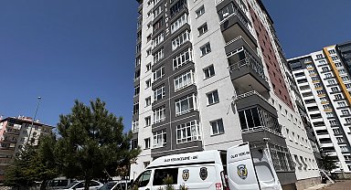 Cam silerken 4'üncü kattan düşen kadın, ağır yaralandı