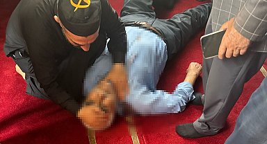 Camide namaz kılarken bıçaklandı